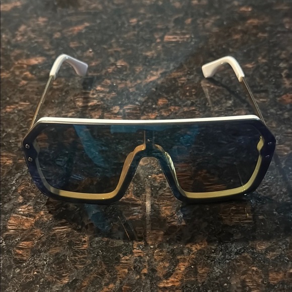 BRAND NEW! Stylish Blue and White Sunglasses - Picture 6 of 9
